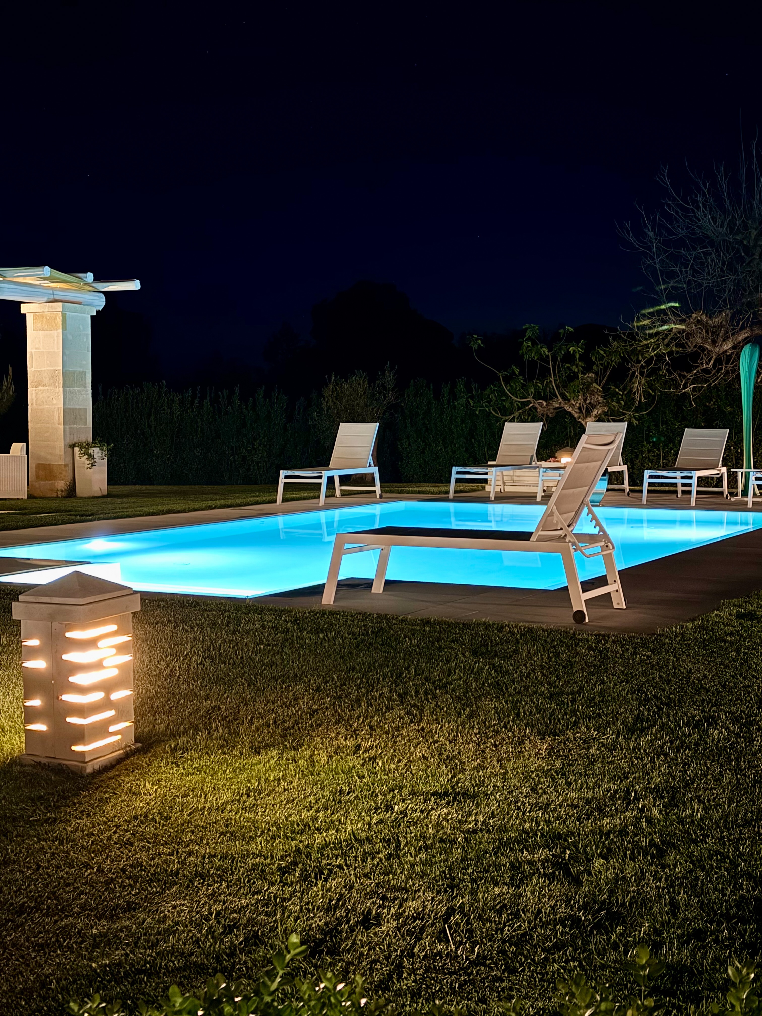 La piscina illuminata di notte